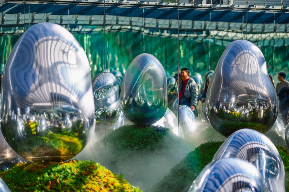 Spiegelkunstwerk met kleurrijke reflecties en vormen. Spiegelkunstwerk met kleurrijke reflecties en vormen.
