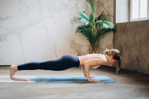 Vrouw In Zwarte Tanktop En Zwarte Beenkappen Die Yoga Doen