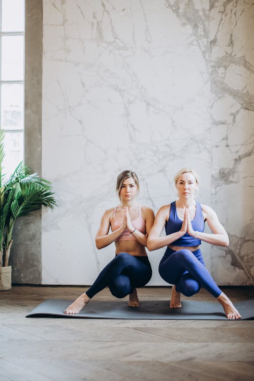 免費 2名婦女練習瑜伽 圖庫相片