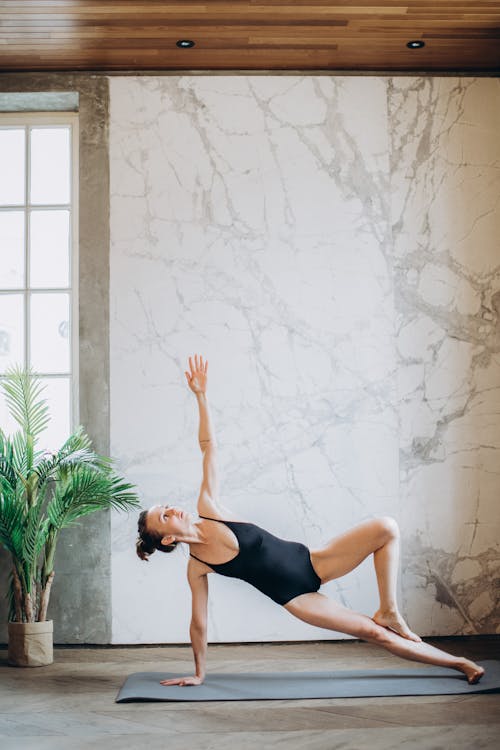 Wanita Melakukan Yoga