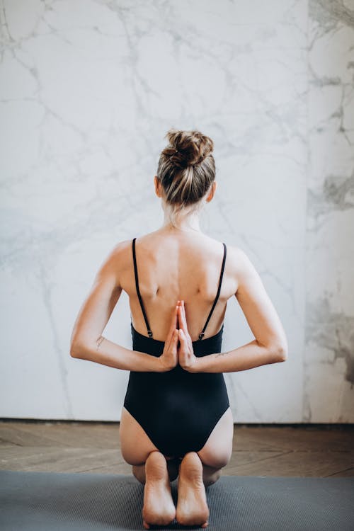 Gratis Mujer Practicando Yoga Foto de stock