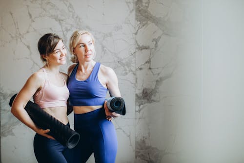 Dos Mujeres Con Esteras De Yoga