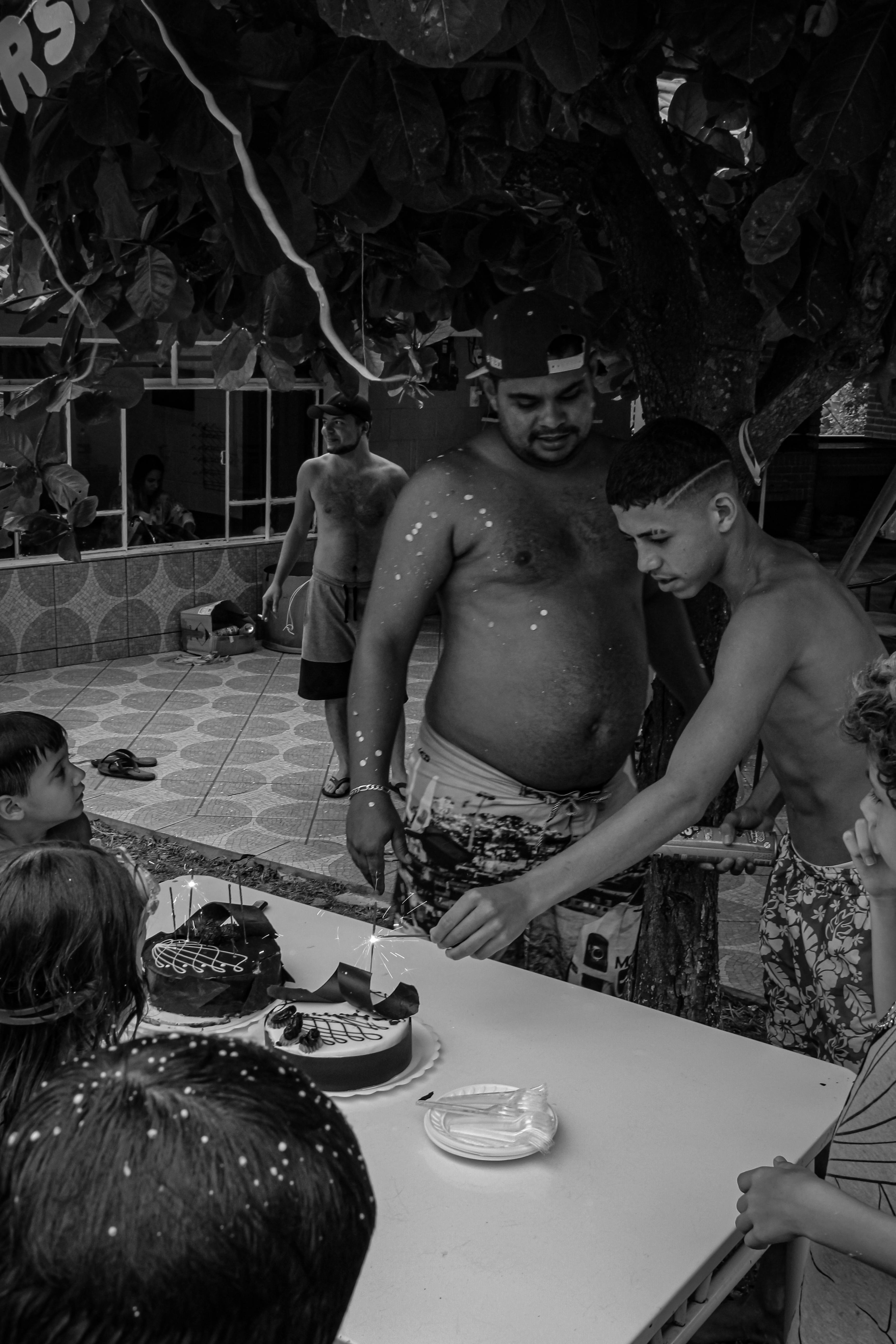 پزشکی که با دقت به شرح حال یک زن مسن گوش می دهد.