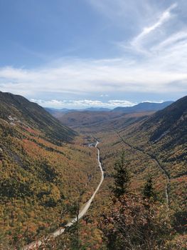 从空中俯瞰新罕布什尔州克劳福德山口，景色令人叹为观止，展现了绚丽多彩的秋叶和蜿蜒的道路。 - 相关推荐