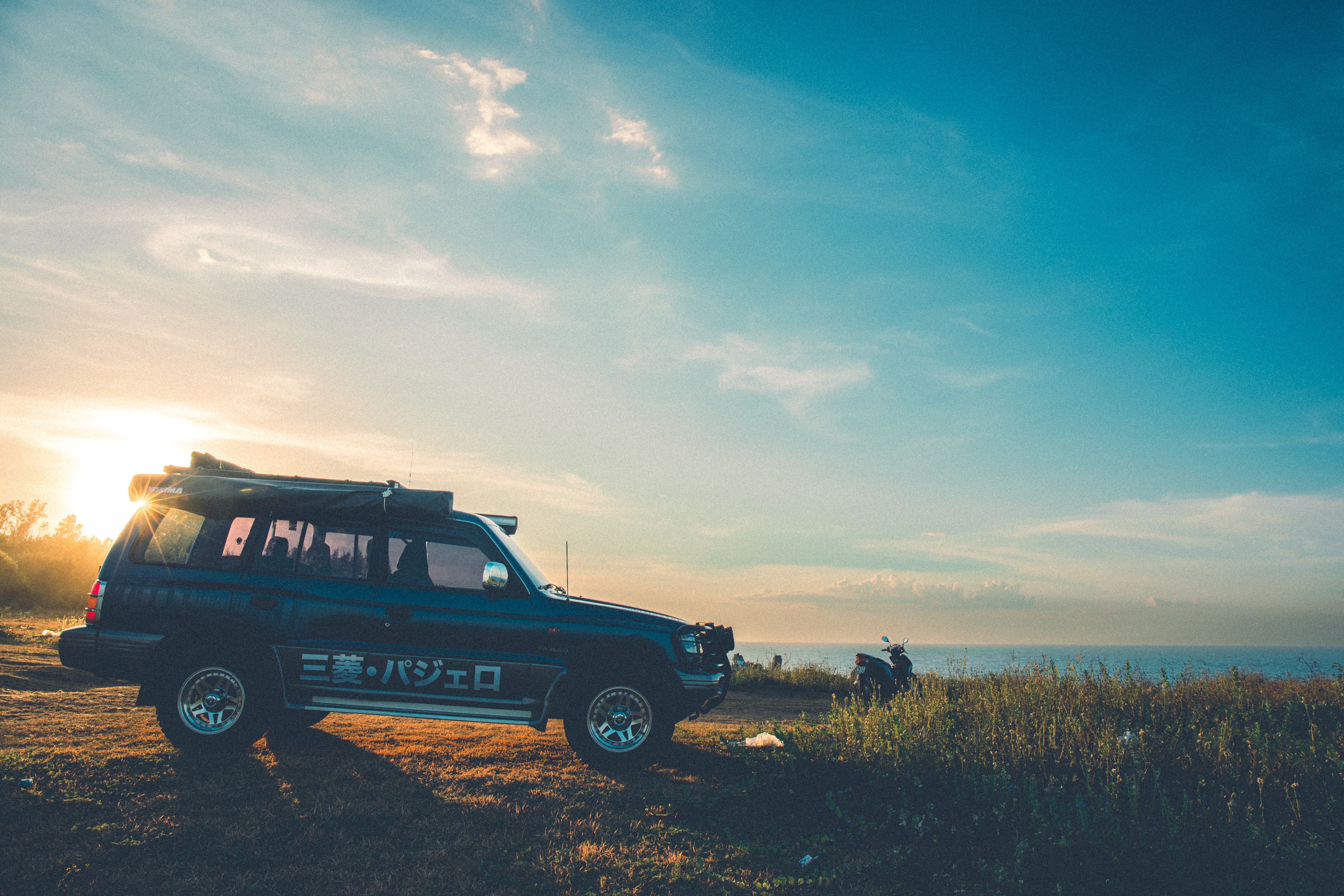 Scenic view of an SUV by the coast at sunset in Cửa Tùng, Vietnam. - Photo by Tuấn Vũ on Pexels