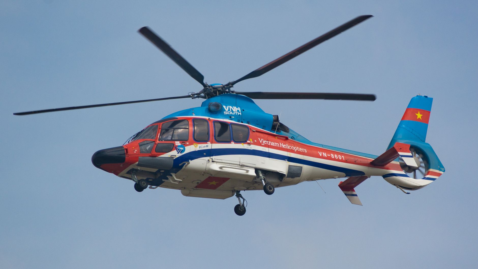 Xe cảnh sát và trực thăng tìm kiếm nghi phạm bỏ chạy qua khu rừng tối ở Bexar County, Texas