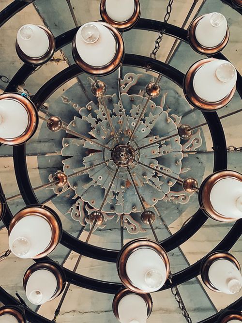 Free Detailed view of an ornate chandelier captured from below in a historic mosque in Sinop, Türkiye. Stock Photo