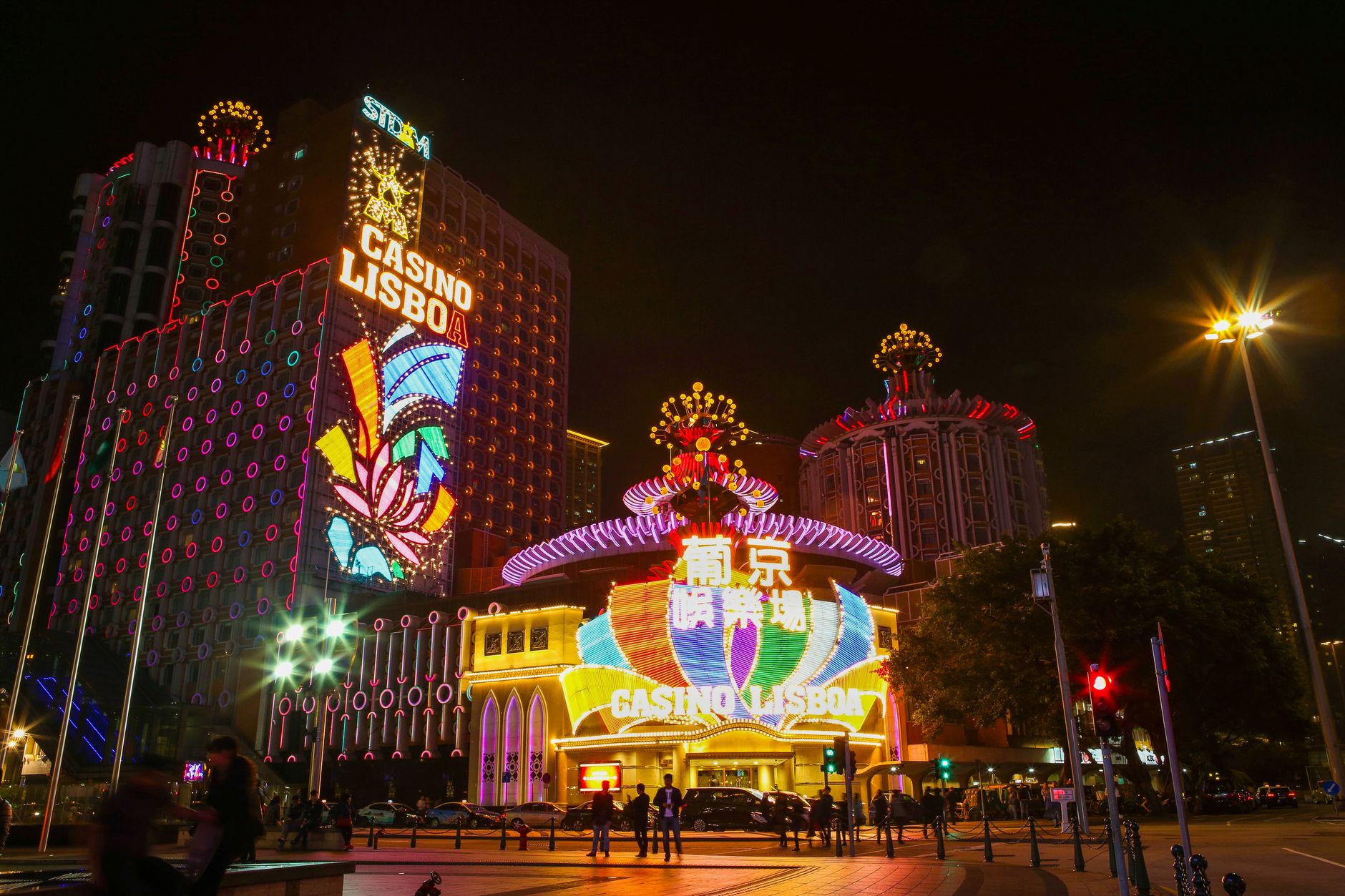 夜晚霓虹燈照亮現代娛樂城大廳,桌面籌碼整齊排列