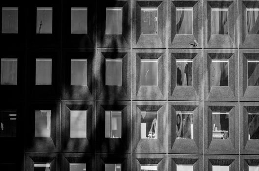Friedliches Gebäude & Schatten – Dunkles AMOLED Wallpaper