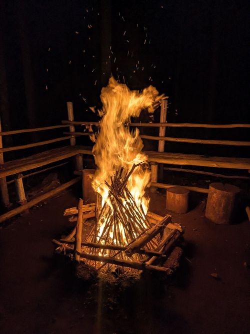 Free Lively campfire at night in Vattavada, India. Ideal for outdoor, travel, and nature concepts. Stock Photo