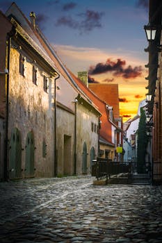 日落时分，拉脱维亚里加迷人的鹅卵石街道被拍摄下来，凸显了历史悠久的建筑和宁静的氛围