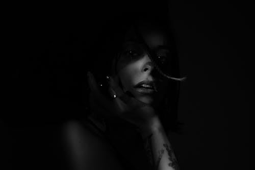 Bezpłatne Nie Do Poznania Kobieta Z Wrażliwymi Ustami Na Czarnym Tle W Nocy Zdjęcie z galerii