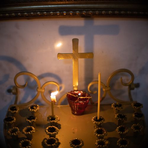 Free A serene candlelit scene with a cross, evoking spiritual ambiance. Stock Photo
