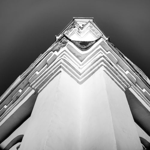 Free A detailed black and white close-up of a building's architectural corner, showcasing patterns and symmetry Stock Photo