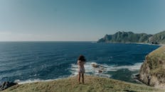 菲律宾巴塔内斯的一名女子在悬崖上欣赏令人惊叹的海景