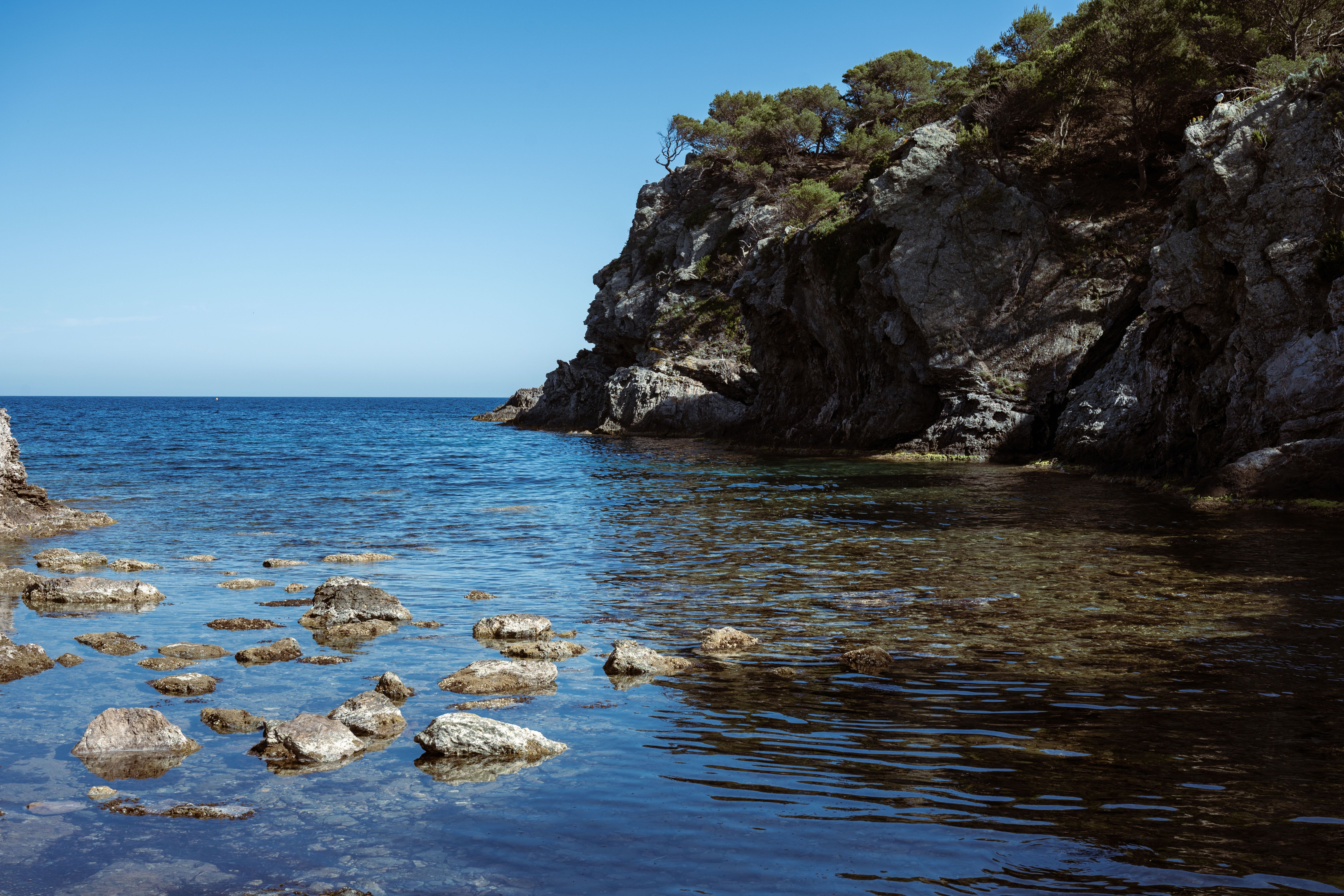 Fotomural Preciosa costa rocosa en Provenza-Alpes-Costa Azul, Francia, con aguas cristalinas de color azul.