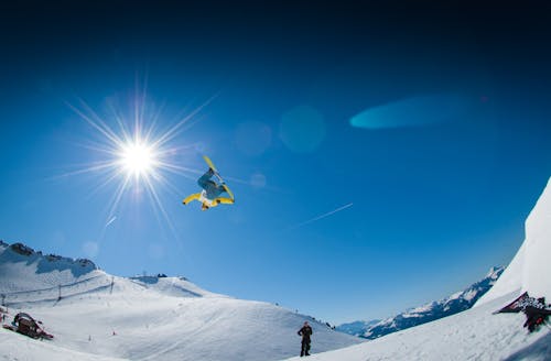 Mann, Der Snowboard Stunts Durchführt
