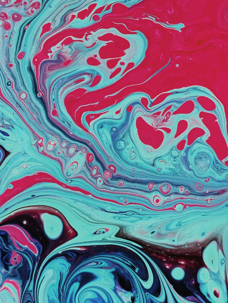 Pintura abstracta con lineas onduladas en azul y rojo