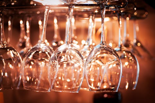 晚上挂在餐厅的干燥架上的发光玻璃器皿