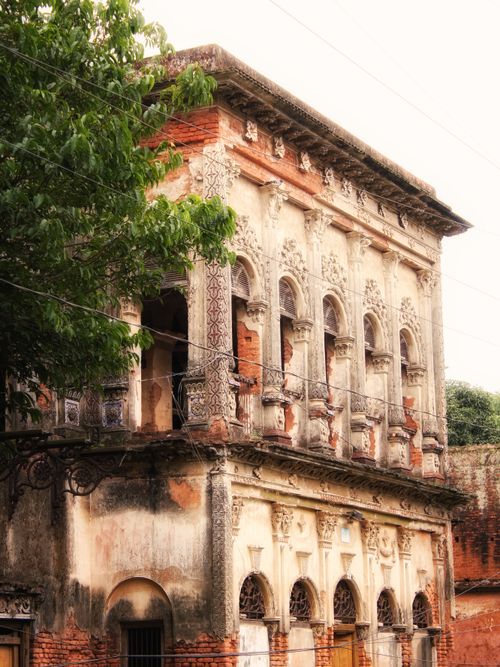 Free A vintage colonial-era building with intricate architectural details and weathered texture. Stock Photo