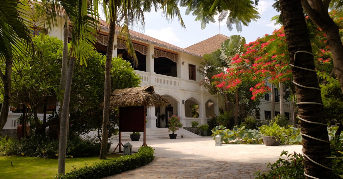 Tranquil resort in Mũi Né, Vietnam showcasing beautiful French colonial architecture amid lush gardens.
