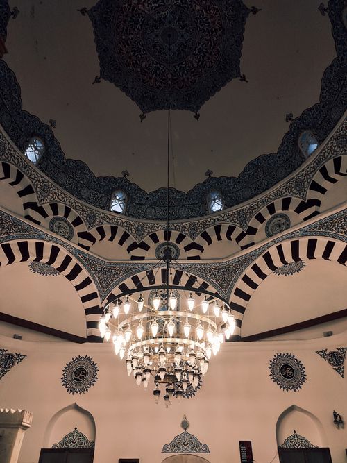 Free Beautiful ornate ceiling and chandelier in a mosque in Sivas, Türkiye, showcasing Islamic art. Stock Photo