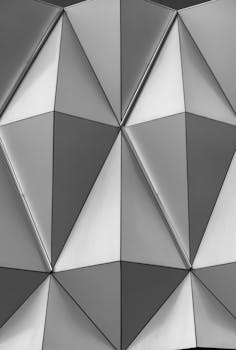 建筑立面采用灰度抽象几何图案，以展现现代建筑艺术