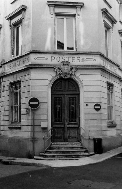 Black and white photo of a historic post office building in Tournon-sur-Rhône, France.