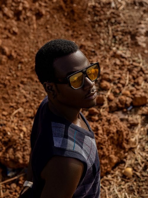 Free Stylish man wearing sunglasses outdoors on a sunny day. Stock Photo