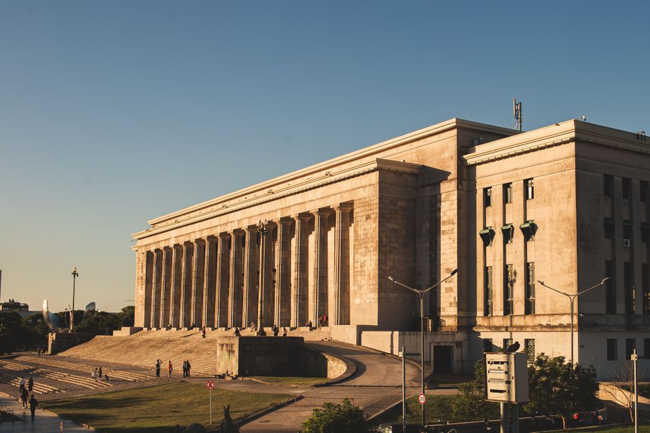 Impresionante vista del edificio de la Facultad de Derecho de la Universidad de Buenos Aires al atardecer.