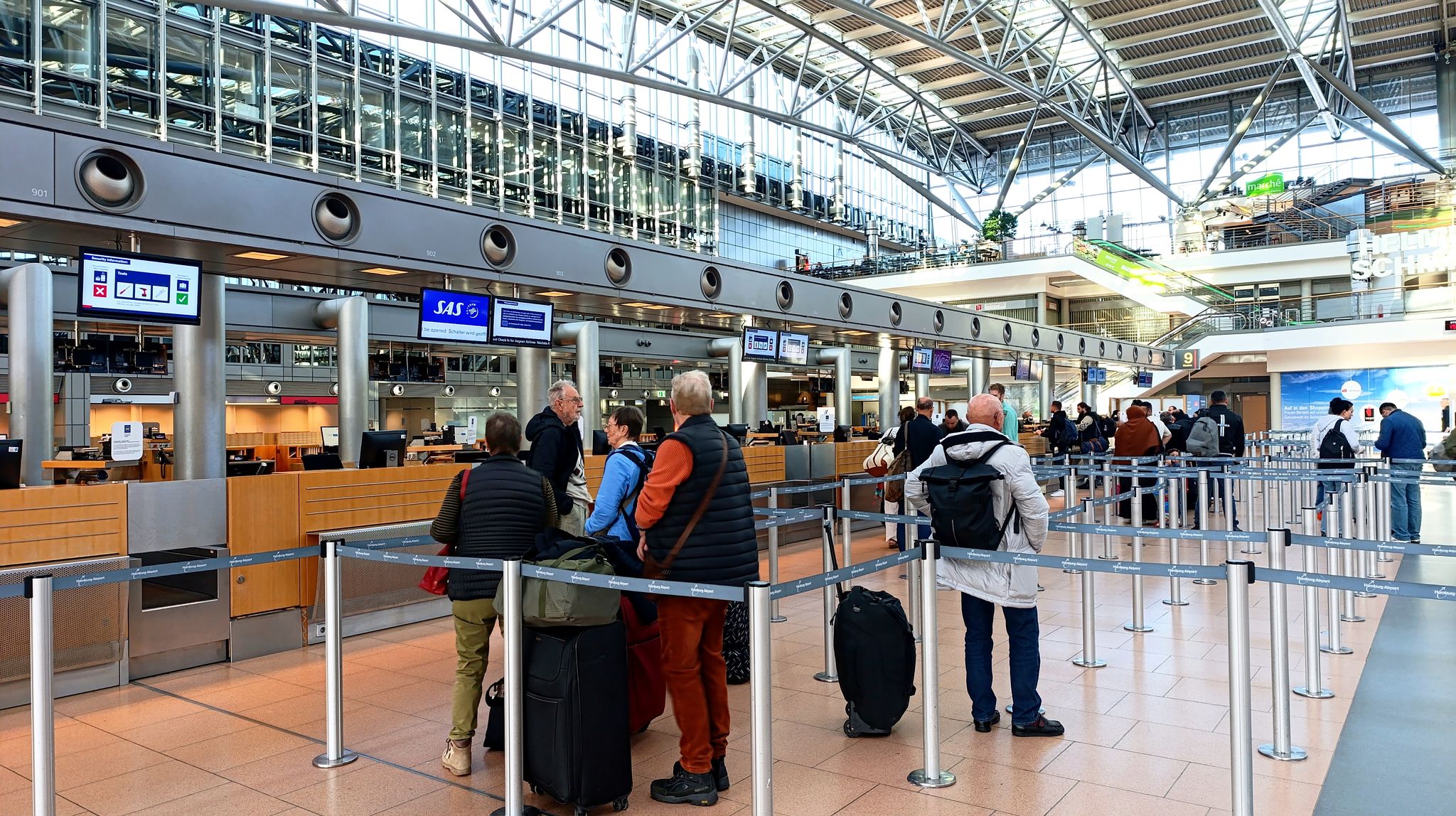 Nieuwe horeca en vliegtuig mock-up geopend op Groningen Airport Eelde