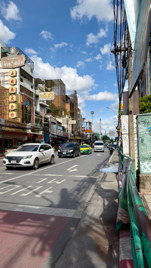 Free A vibrant Bangkok street scene showcasing bustling traffic under a clear blue sky. Stock Photo