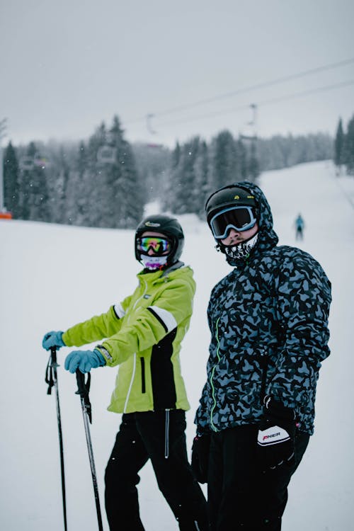Esquiadores Irreconocibles De Pie Sobre Terreno Nevado