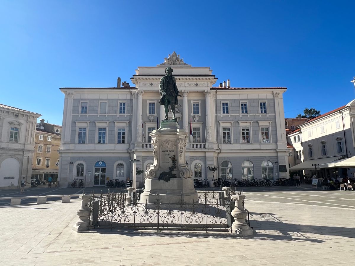 Statuia lui Giuseppe Tartini în mijlocul pieței centrale din Piran