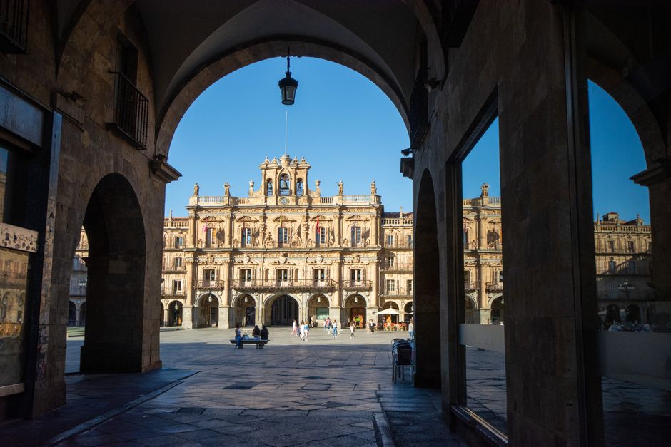 Vista arqueada de la emblemática Plaza Mayor de Salamanca, España, durante el día.