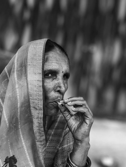 Free Black and white portrait of an elderly woman in traditional attire, showcasing cultural heritage. Stock Photo