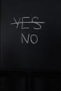 黑板上，“是”一词被划掉，下面清晰地写着“否”，象征着决策