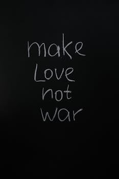 垂直镜头中，黑板上手写的“让爱而不是战争”字样，传递着和平的讯息