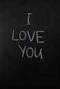 黑板上手写的“我爱你”信息，简单而感人