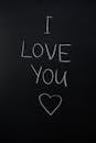 黑板上简单地手写着一句“我爱你”，旁边还画着一个心形符号