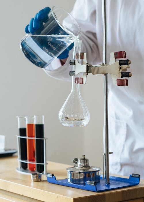 Gewas Chemicus Heldere Vloeistof Gieten In Breekbaar Glaswerk In Science Center