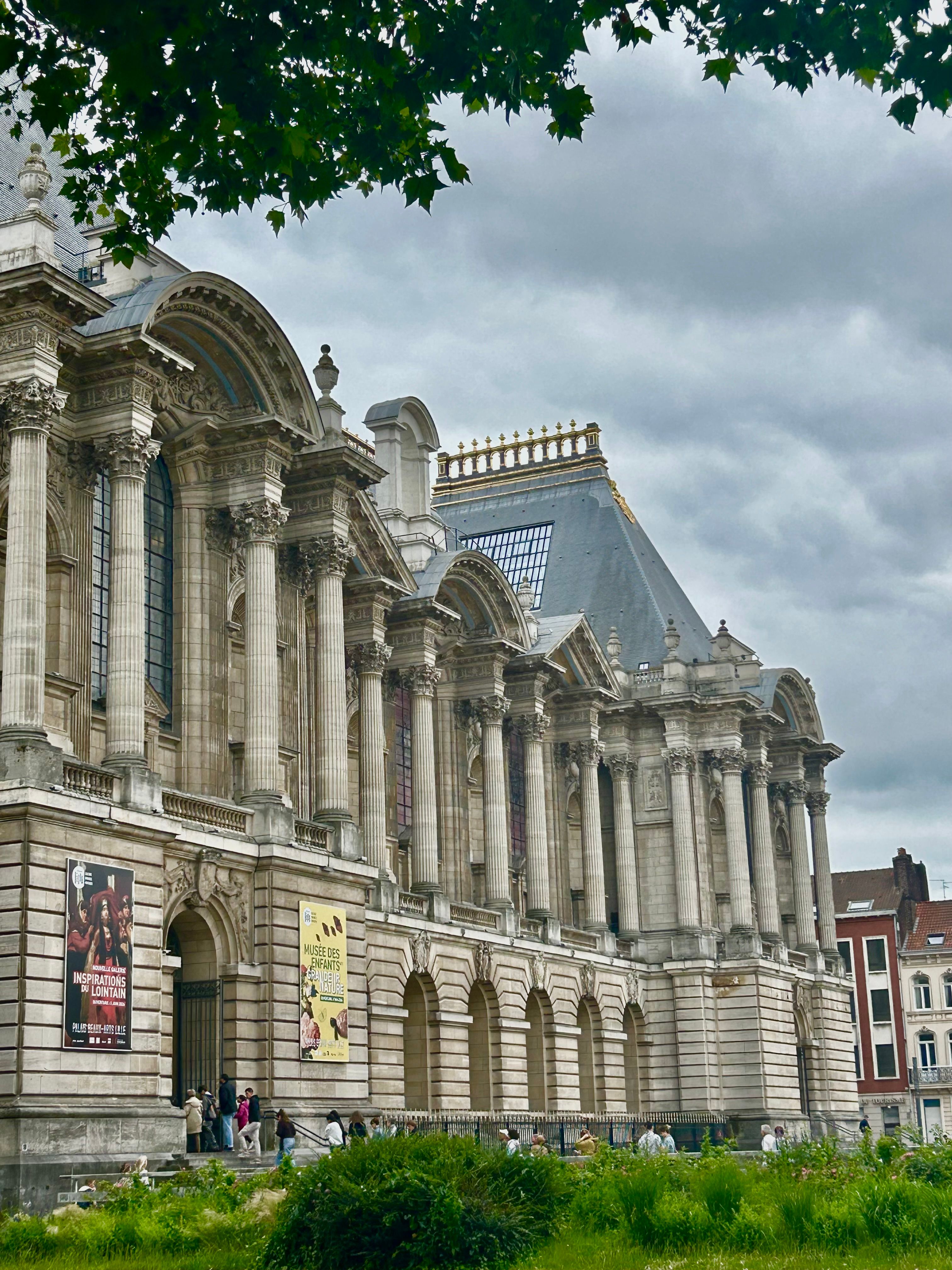 Schilderachtig uitzicht op het majestueuze paleis van Lille, met zijn grandioze architectuur, gelegen in Hauts-de-France, Frankrijk.