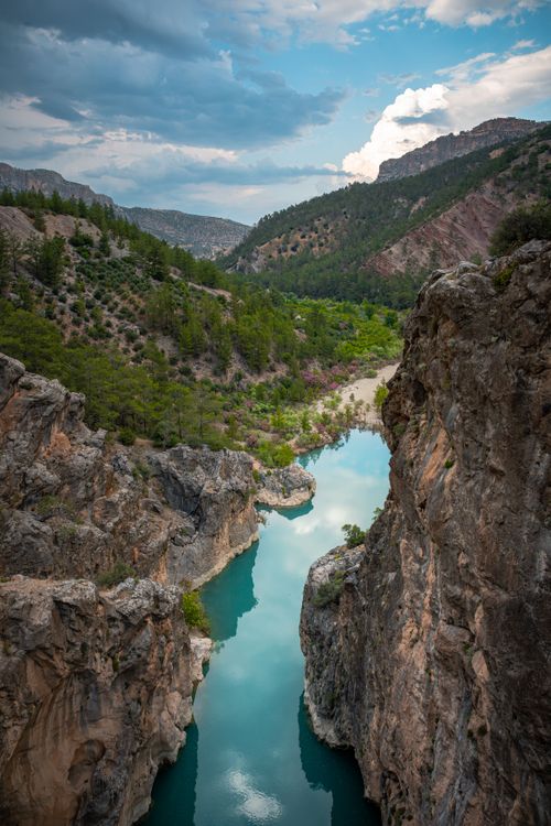 Free Breathtaking view of a turquoise river winding through a rocky canyon in Mersin, Türkiye. Stock Photo