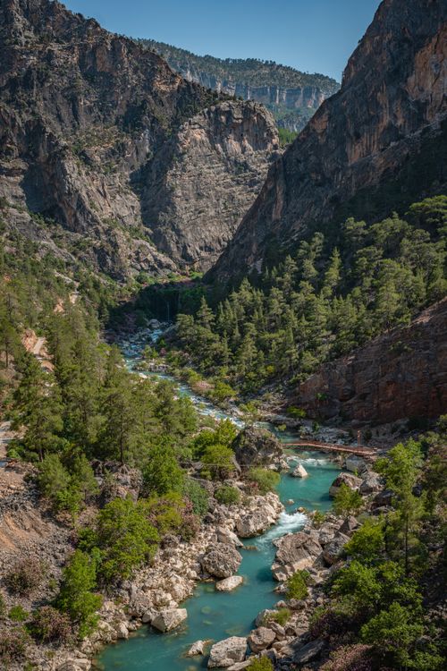 Free A breathtaking view of a turquoise river flowing through a canyon in Mersin, Türkiye, surrounded by lush greenery. Stock Photo