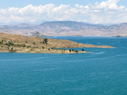 Free Calm blue waters and distant mountains under a clear sky in Elazığ, Türkiye. Stock Photo