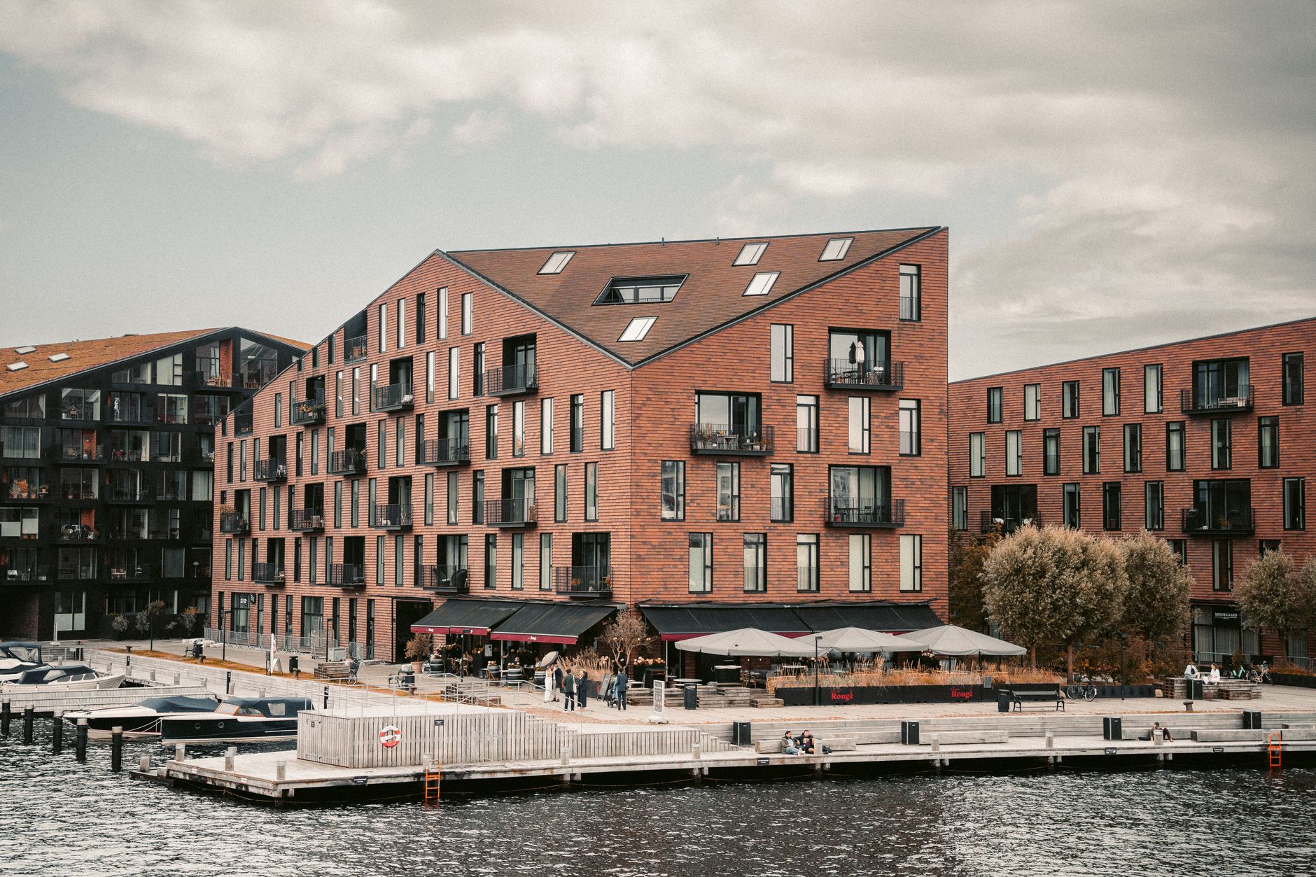 Rødbygning med flere ejerlejligheder i klassisk dansk stil
