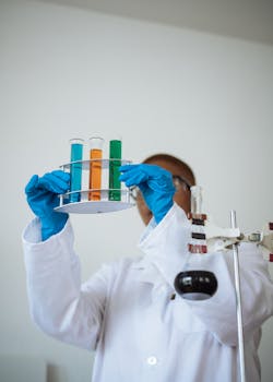 在现代实验室里，一位面目全非的非裔美国化学家身穿制服，手持试管，分析着化学反应