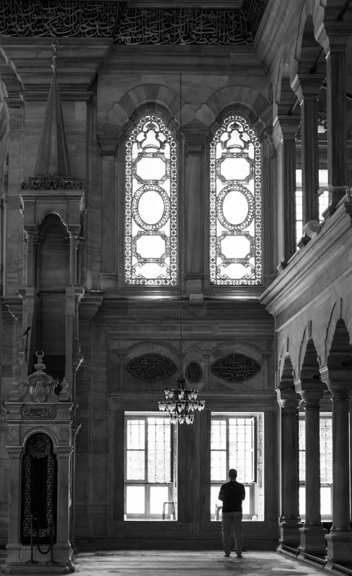 Free Black and white interior of a historic mosque with intricate windows and columns. Stock Photo