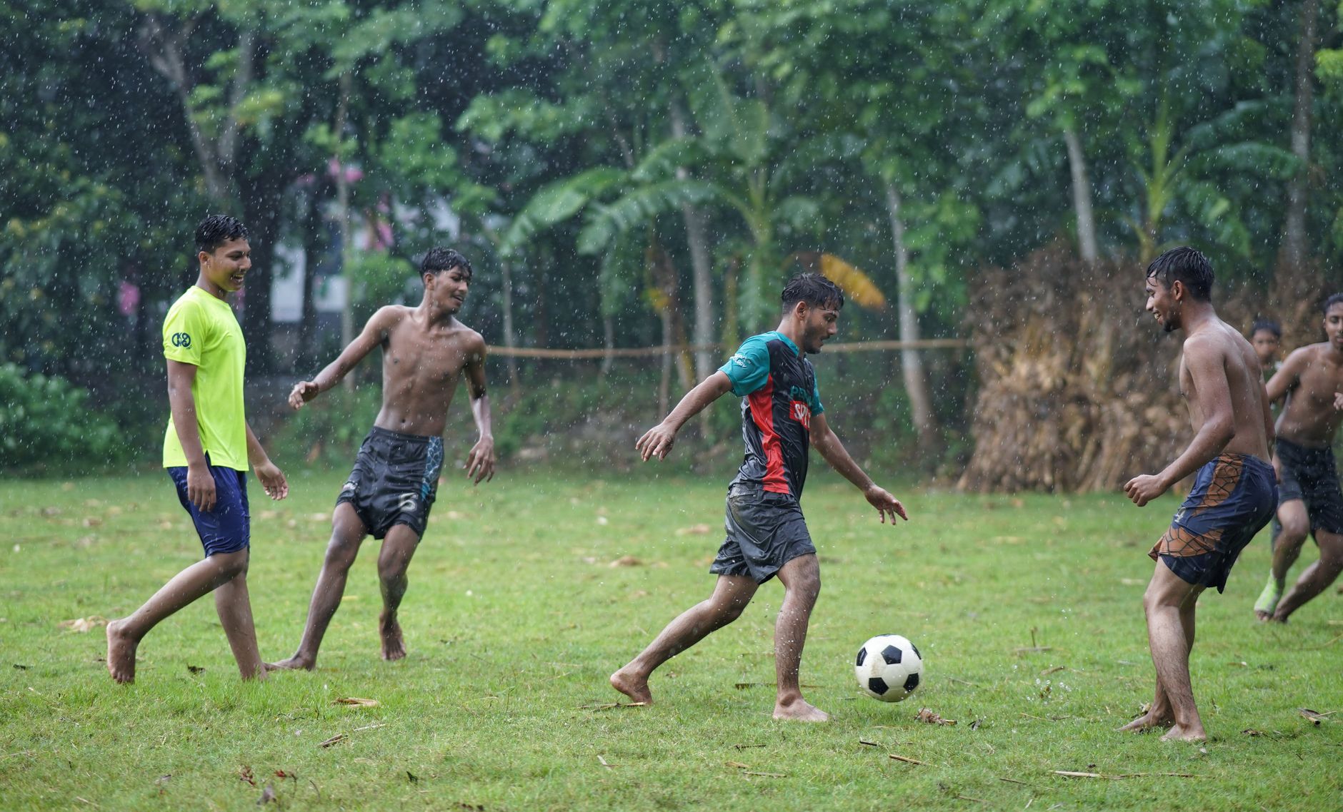 রাতের ক্রিকেট মাঠে বৃষ্টির ফোঁটার মধ্যে কাভার ঢাকা পিচ, উদ্বিগ্ন দর্শক গ্যালারিতে অপেক্ষমাণ