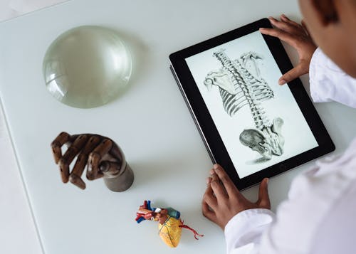 До неузнаваемости афроамериканский ученый изучает анатомию с помощью планшета